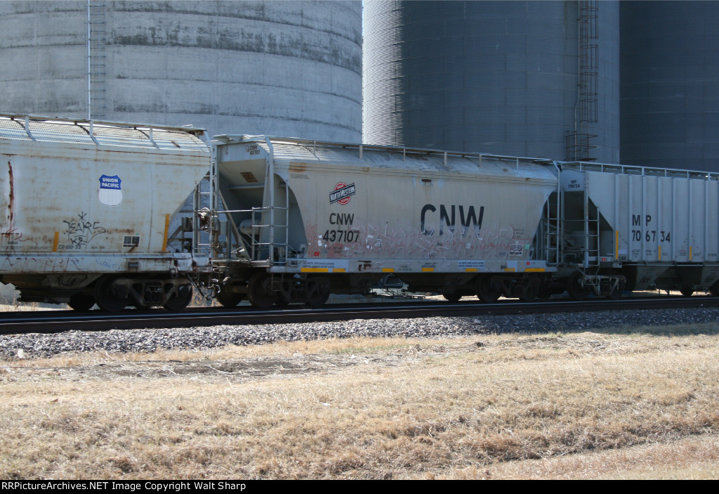 CNW 437107